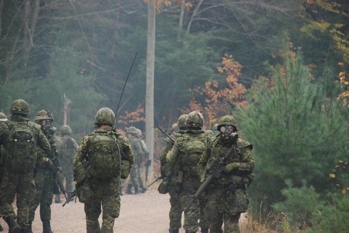 Binh sỹ thuộc Đại đội Tháng 11, Tiểu Đoàn 3, Trung đoàn bộ binh Hoàng Gia quân đội Canada tham gia diễn tập